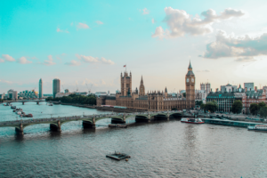 City & Golf - Abschlagen und neue Städte entdecken Captivating aerial view of Westminster Palace, Big Ben, and River Thames in London, UK.