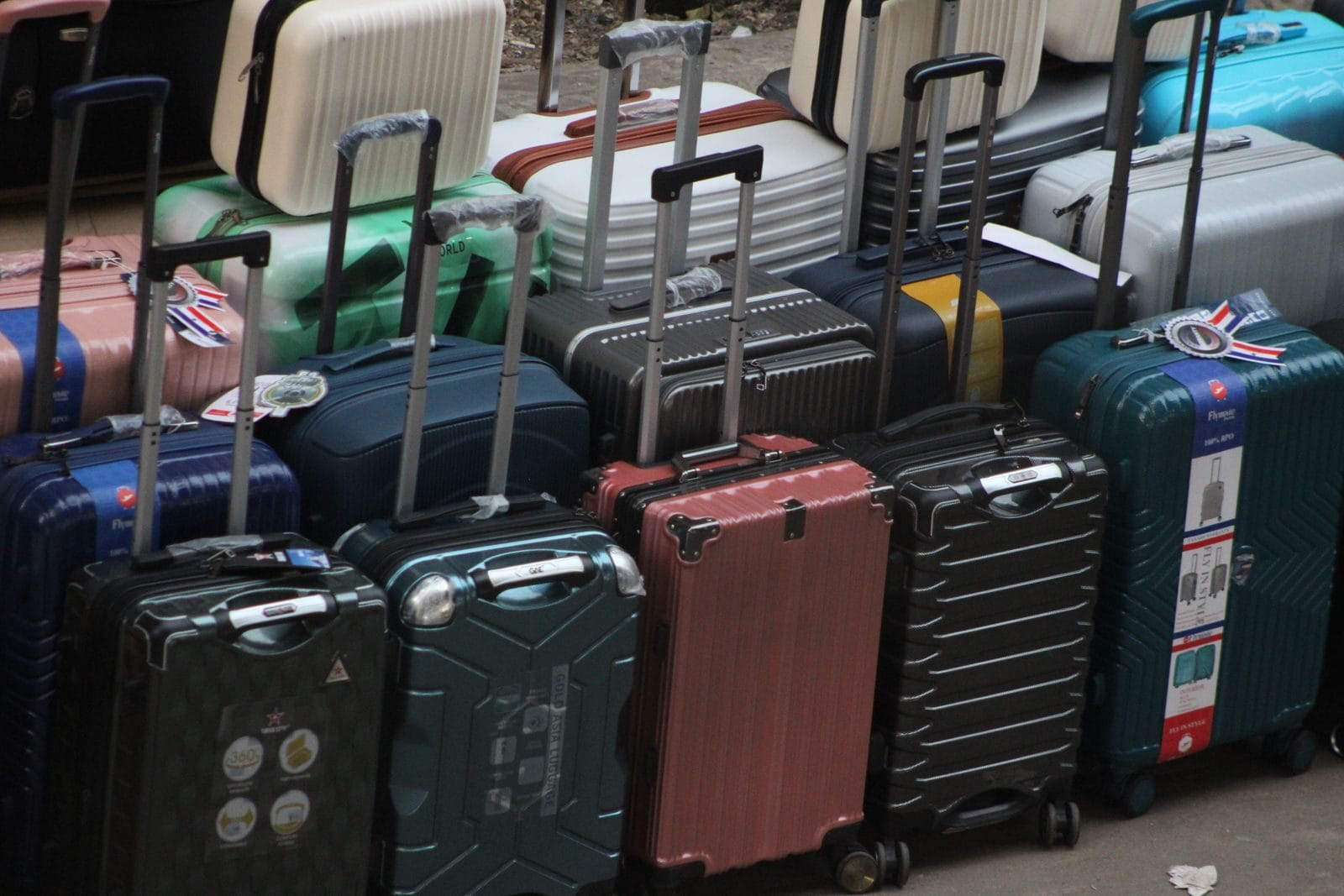 Einfacheres Gepäckhandling am Flughafen Zürich A variety of modern suitcases neatly arranged for travel enthusiasts.